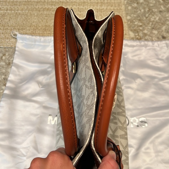 Michael Kors MK design beige handbag and matching shoes wallet - Picture 10 of 14